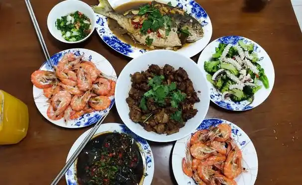 公公过生日,儿媳妇做的一桌饭菜晒圈火了,网友:太寒酸,真抠门