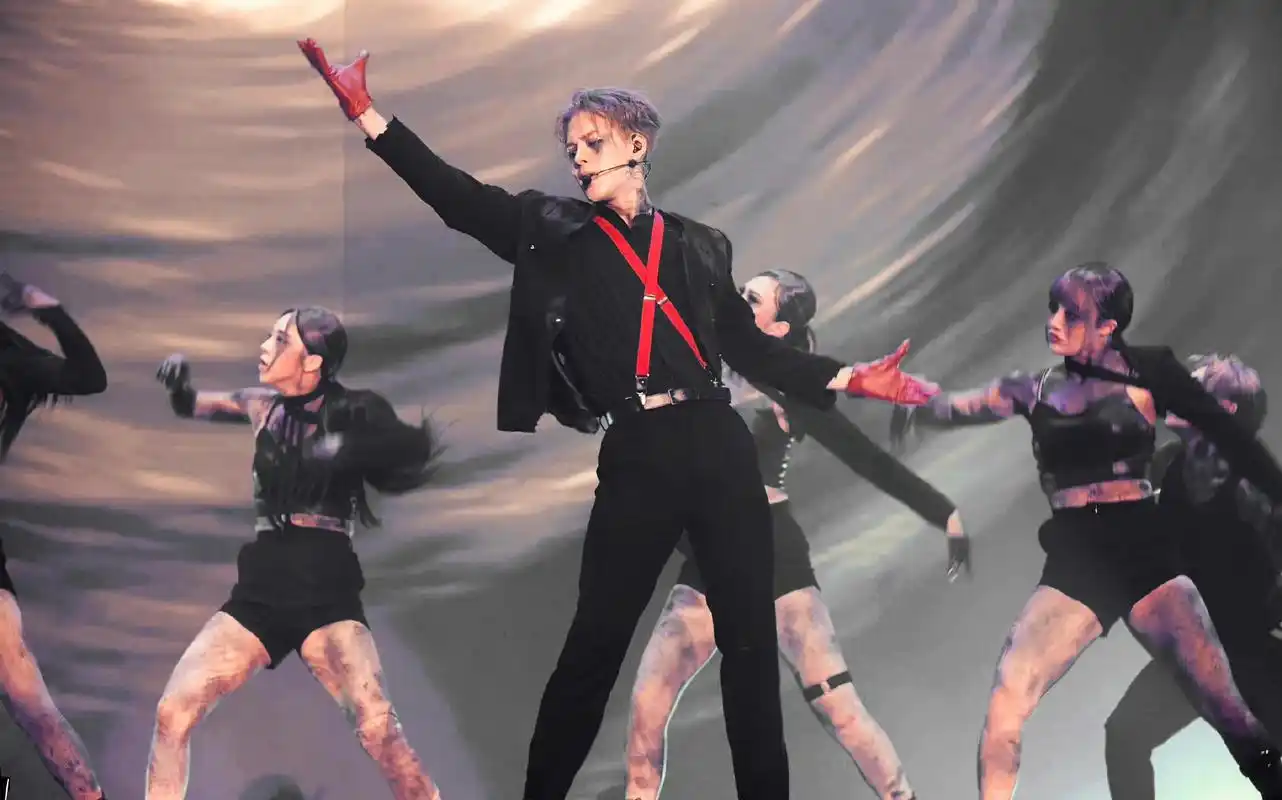 王嘉尔伦敦演唱会怒怼外媒:你只要来一次中国,就会知道中国很棒