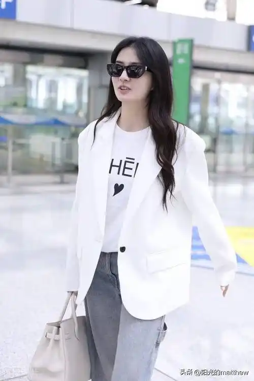 街拍:徐璐白西装 字母t恤 阔腿牛仔裤 厚底球鞋利落潇洒_机场_北京