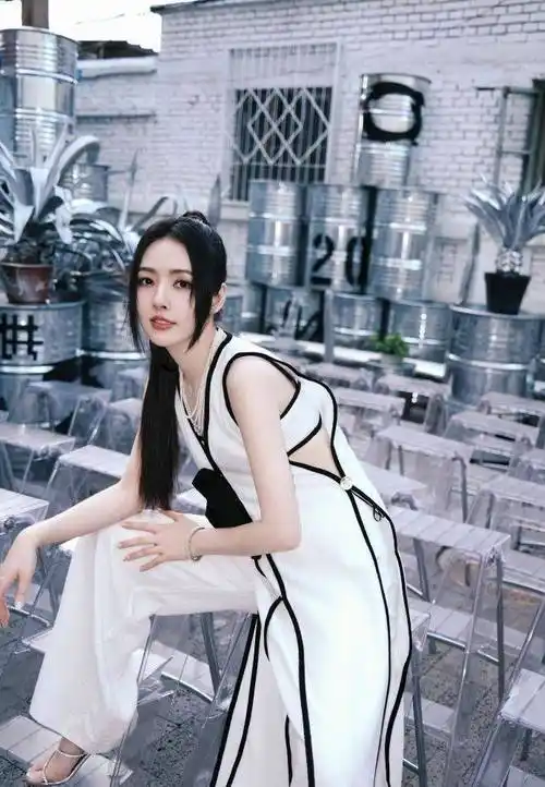 郭碧婷生图曝光,发际线明显后移,皱纹深,外轮廓严重发腮!