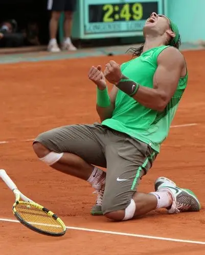 图文:纳达尔获胜疯狂庆祝 纳豆单膝跪地