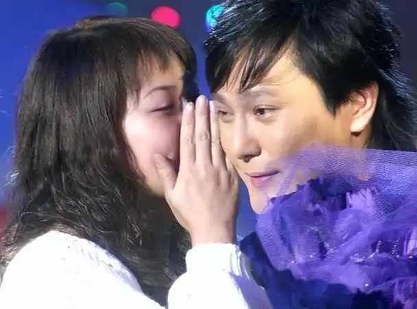 实际上,张信哲是一个非常细腻的人,他也曾经经历过一段像小说般的爱情