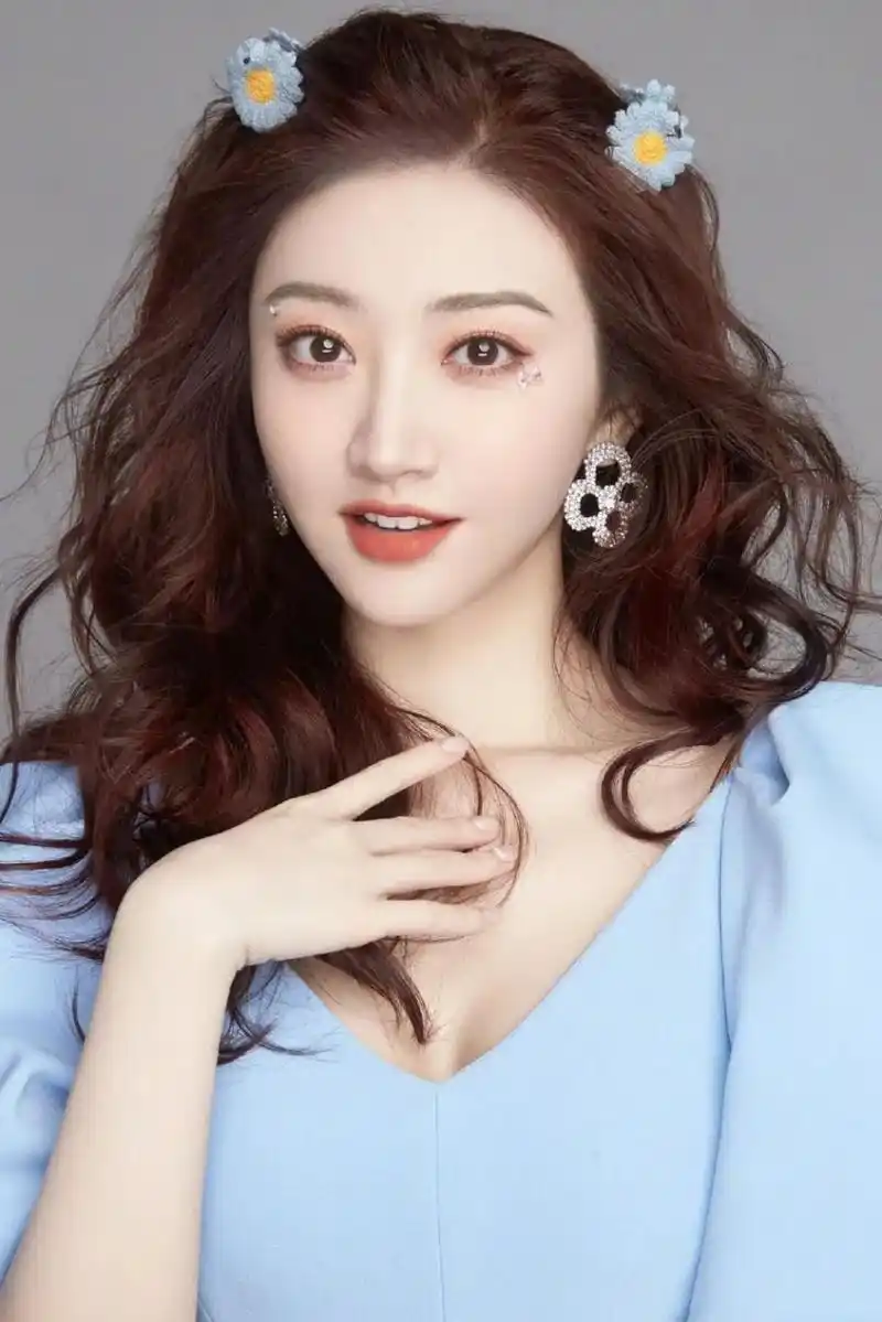 三十五岁的女演员毛晓彤,身高一百六十三,体重四十二公斤;三十五岁的