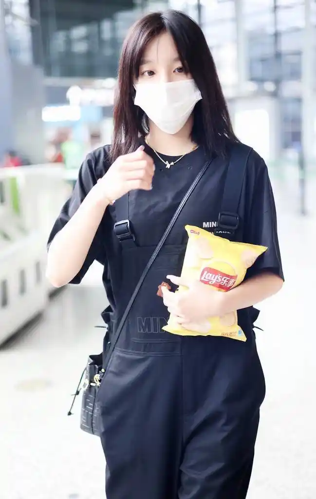 宋雨琦口罩遮面低调现身机场