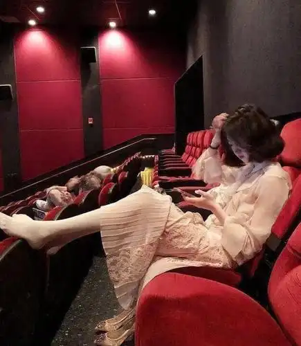 美女在电影院脱鞋晾脚照再疯传,男网友热议:漂亮就没关系