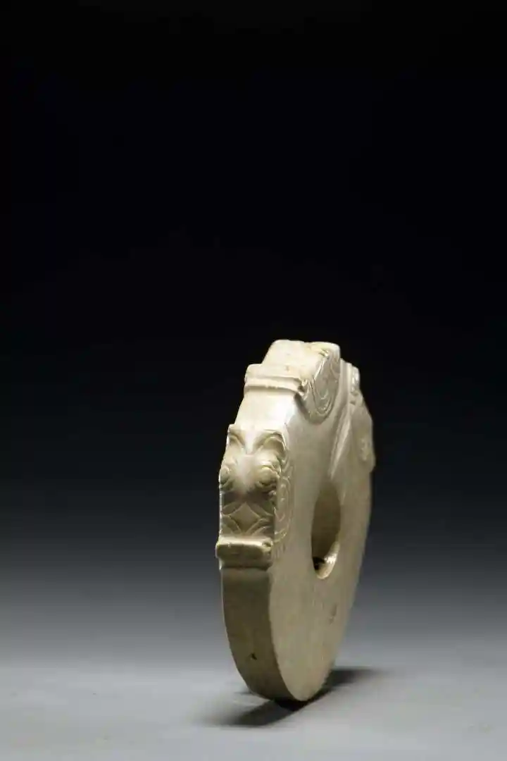 龙首纹玉圆牌值得一提的是,本次展览是红山文化与良渚文化首次在博物