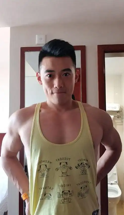 爱健身的空少撸铁锻造出肌肉好身材穿上制服男人味儿十足