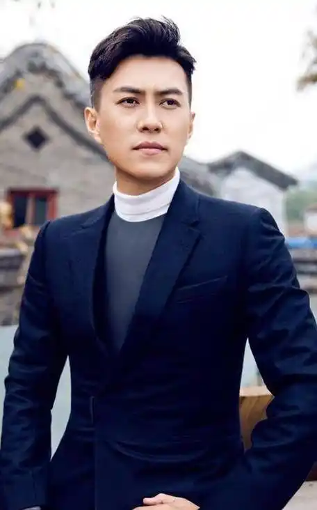 看看46岁的靳东,他意识到_头发_年龄_脸型