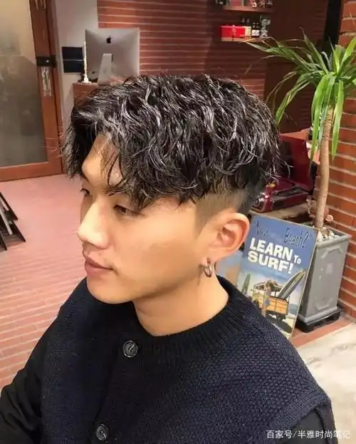 说到渣男发型,第一想到的就是锡纸烫