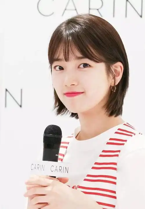 "初恋女神"朴信惠短发露肩裙纯美如天使,网友:又想骗我剪短发