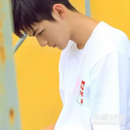 校草级帅哥周历杰黑色发型演绎青春校园风(3)