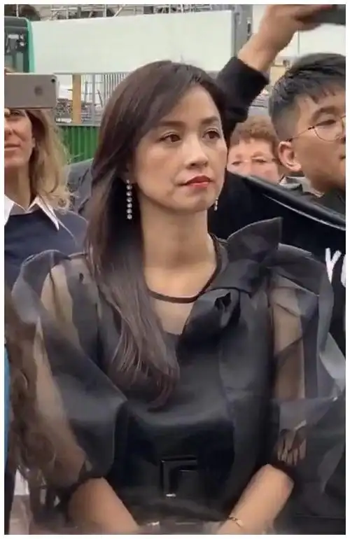 可以清晰看到没有了滤镜和美颜的装饰,张庭的颜值依旧能打,皮肤平滑