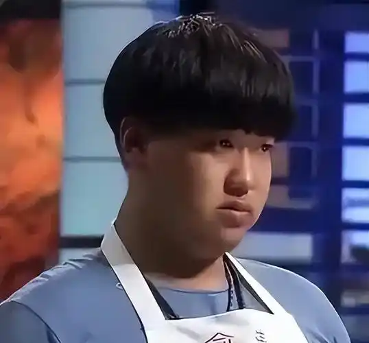 曹可凡言辞非常犀利,一点都没有给面子,这让这位年轻的厨师感到非常的