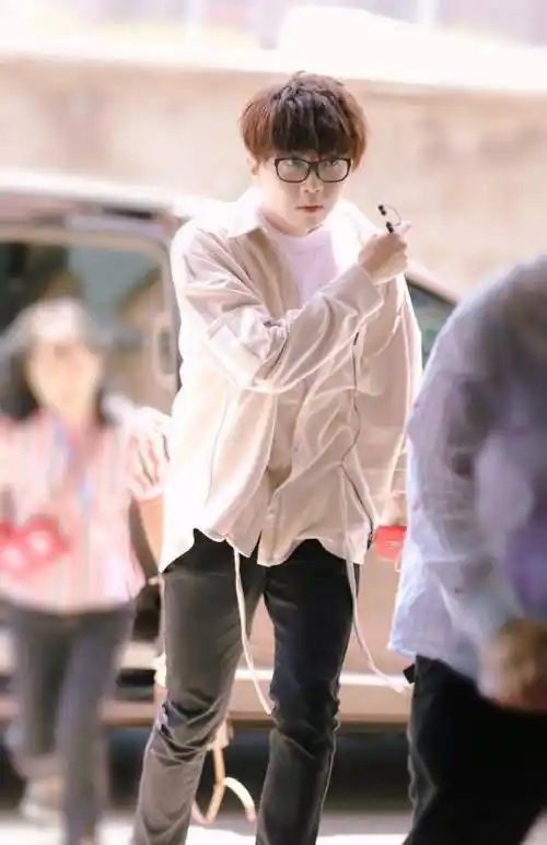 毛不易近日现身瘦身成功,一米八身高顿时突显,颜值不输偶像艺人_才华