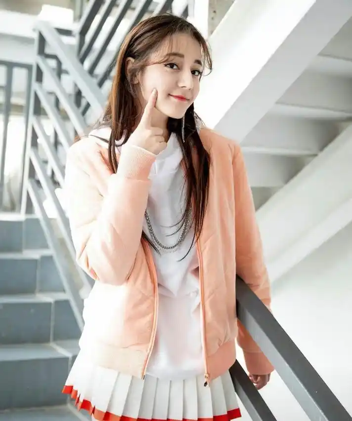 迪丽热巴粉粉的热巴,大细长腿抢眼哦!