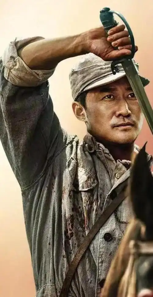 高调的导演与演员·吴京在个人社交媒体账户上分享了一张自己穿着军装