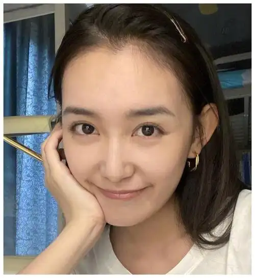 日常生活中,我们也可以从蒋依依的个人微博中,看到她很多素颜的自拍照