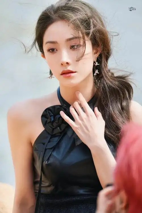 喻言黑色玫瑰皮裙造型