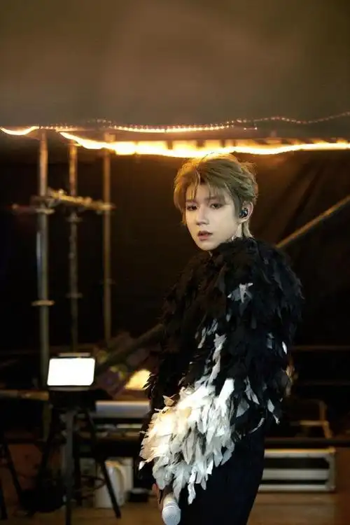 王源客厅狂欢重庆站惊艳全场黑白羽翼如暗夜仙子