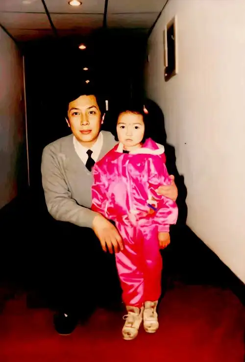 是壮丽站了出来,为了解决他的心病,壮丽主动提出要照顾唐国强的女儿