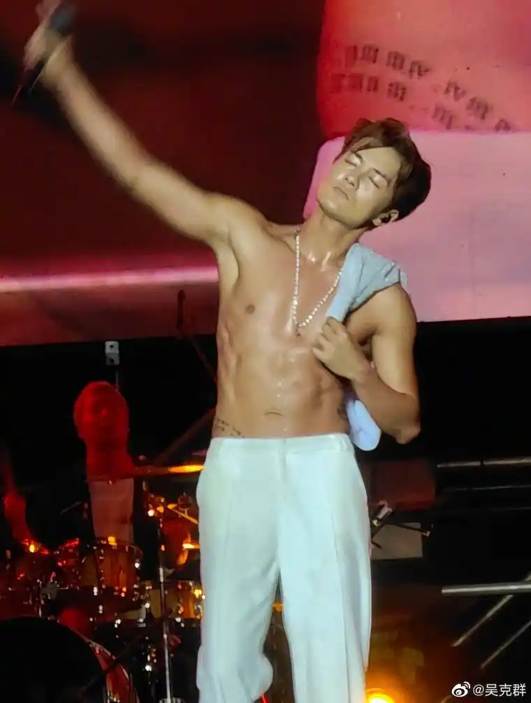 悔啊!何超莲结婚,窦骁成为千亿驸马,旧爱吴克群秀肌肉赚辛苦钱