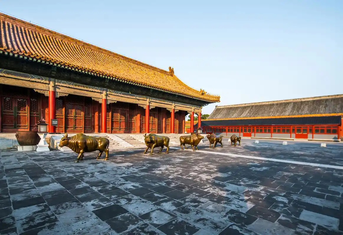 在上新了故宫节目里,曾经到坤宁宫里拍摄过里面的大灶,非常大的锅灶