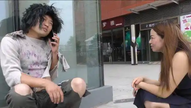 乞丐装扮成残疾人骗钱,结果接了一个电话看呆过路人