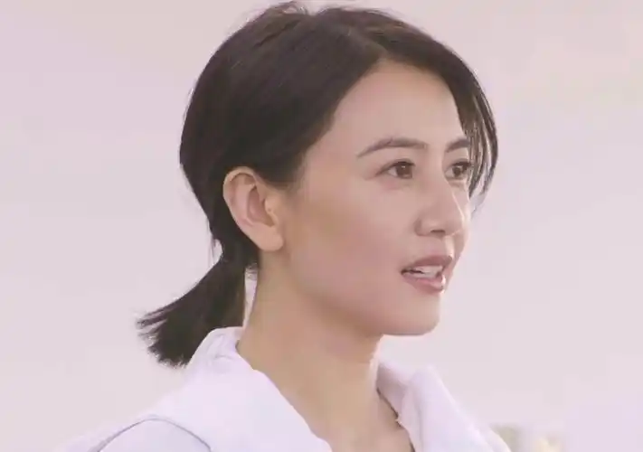 41岁的素颜女神高圆圆,网友感叹:"原来女神也不在年轻了"