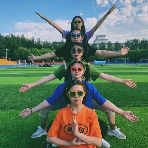 人手一副墨镜,解锁沙雕闺蜜拍照新姿势 (via:leeyuying_ )