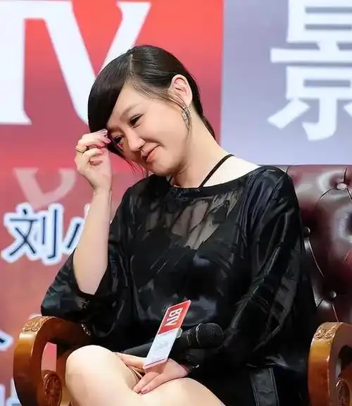 46岁薛佳凝新男友疑似揭露,男方高大帅气,胡歌成为过去式?