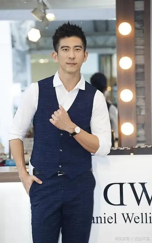 修杰楷出席活动显男性魅力,对梧桐妹视如己出被赞"中国好继父"