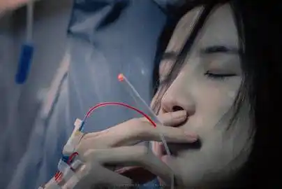 小龙许个愿吧:       宋佳前年,演的失女单亲母亲.