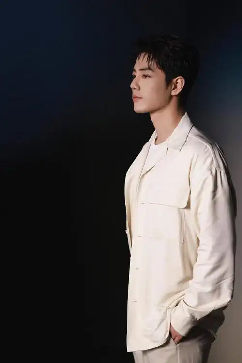 分享一组肖战的库存照,短发西装造型清爽帅气,侧颜高级感满满__财经