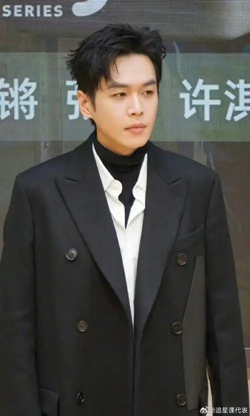 大帅哥状态真的好,越怼脸越好看,这五官放大也值得细品,鼻梁优越,眼神