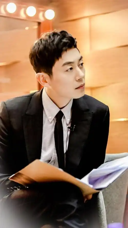 高颧骨的男生适合什么发型?选对发型柔和脸型,变身暖男范