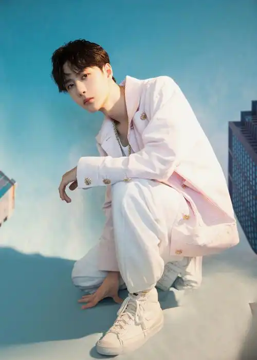 简介:王一博金扣粉色外套帅气写真图片,分享一组王一博图片给大家,图