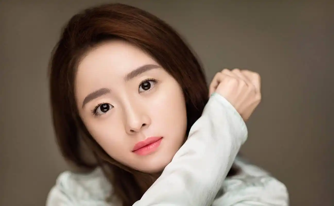 第五位胡冰卿,1992年8月25日出生于安徽省合肥市,中国内地女演员,毕业