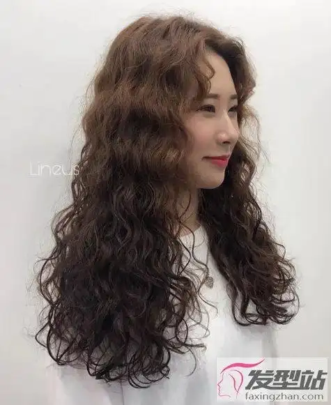 2020年羊毛卷发型图片时髦洋气带有复古感超显发量