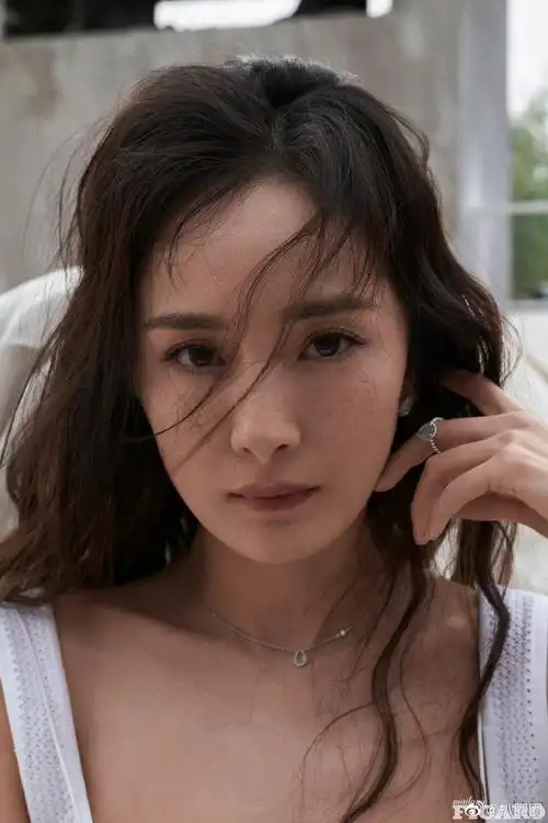 杨幂六年六登费加罗封面大片,雀斑妆怼脸拍好美～|费加罗|雀斑|杨幂