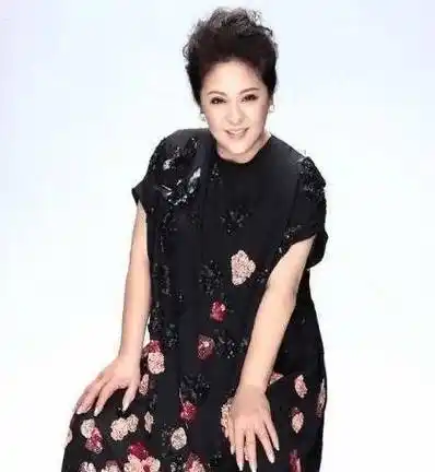 向太近照曝光,换个发型跟换张脸一样,网友:这像是孩子结婚的人吗?