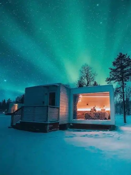 90如果圣诞节,能跟喜爱的人一起住进雪域里的玻璃屋子里,欣赏着极光