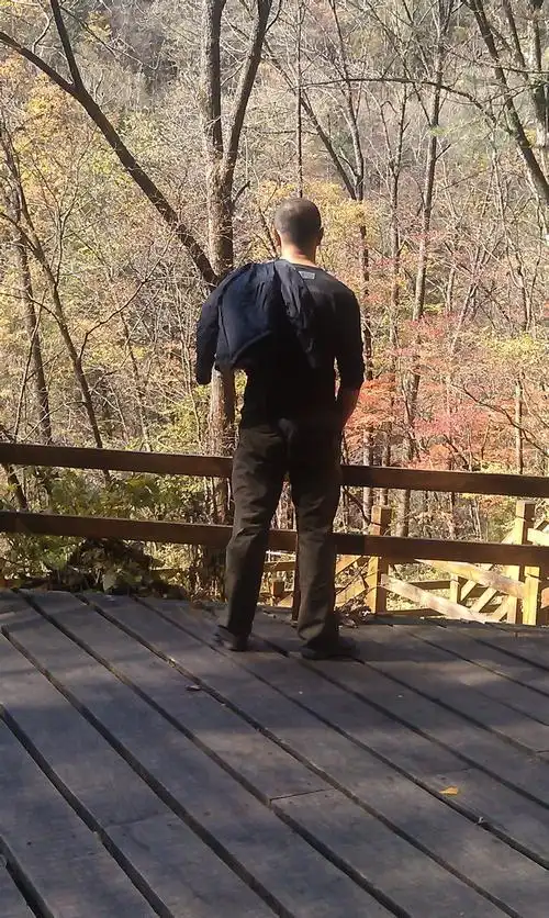 中年男人五年前开了一家实体店和淘宝店但因为生意不好就关门了后来