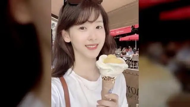 章泽天再现奶茶妹妹清纯造型,吃冰淇淋晒照,没受刘强东事件影响