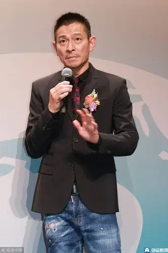 刘德华参加活动身形消瘦比摇滚手势卖萌