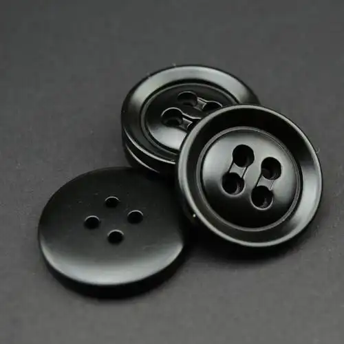 厂家直销黑色喷漆磨砂树脂纽扣四眼横型扣毛呢大衣扣现货