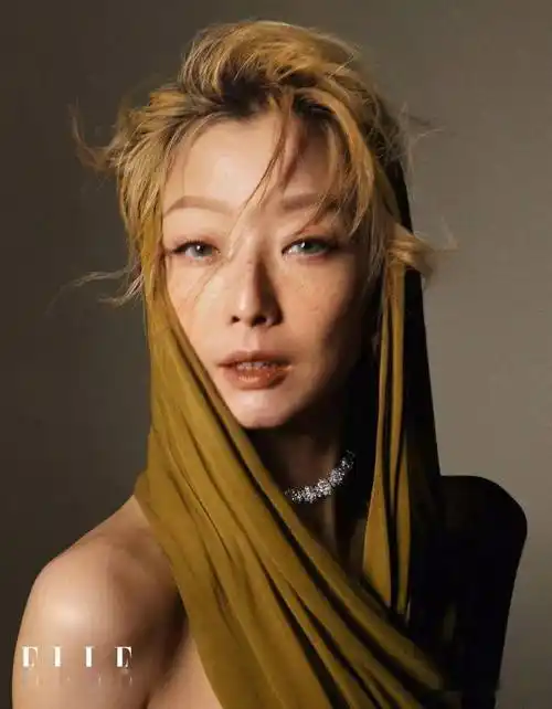 新晋金像影后郑秀文登上《elle》6月刊封面,造型百变的时髦精天后-爱