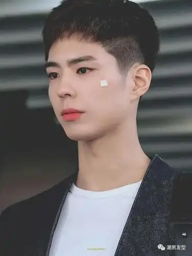 1,两边铲短碎发刘海发型