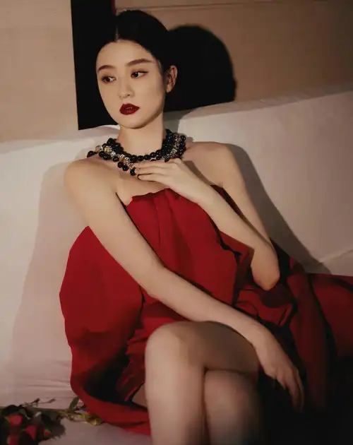 乔欣一袭红色抹胸披风裙贺新春,肌肤如玉,美艳绝伦_杨洋_杨紫_爱情