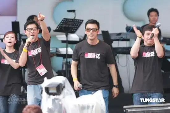 图文香港演艺界义演刘德华钟镇涛激情演唱
