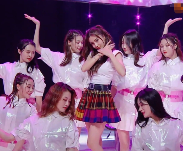 baby和谢娜都跳女团舞看到谢娜与舞伴的配合不成团可惜了